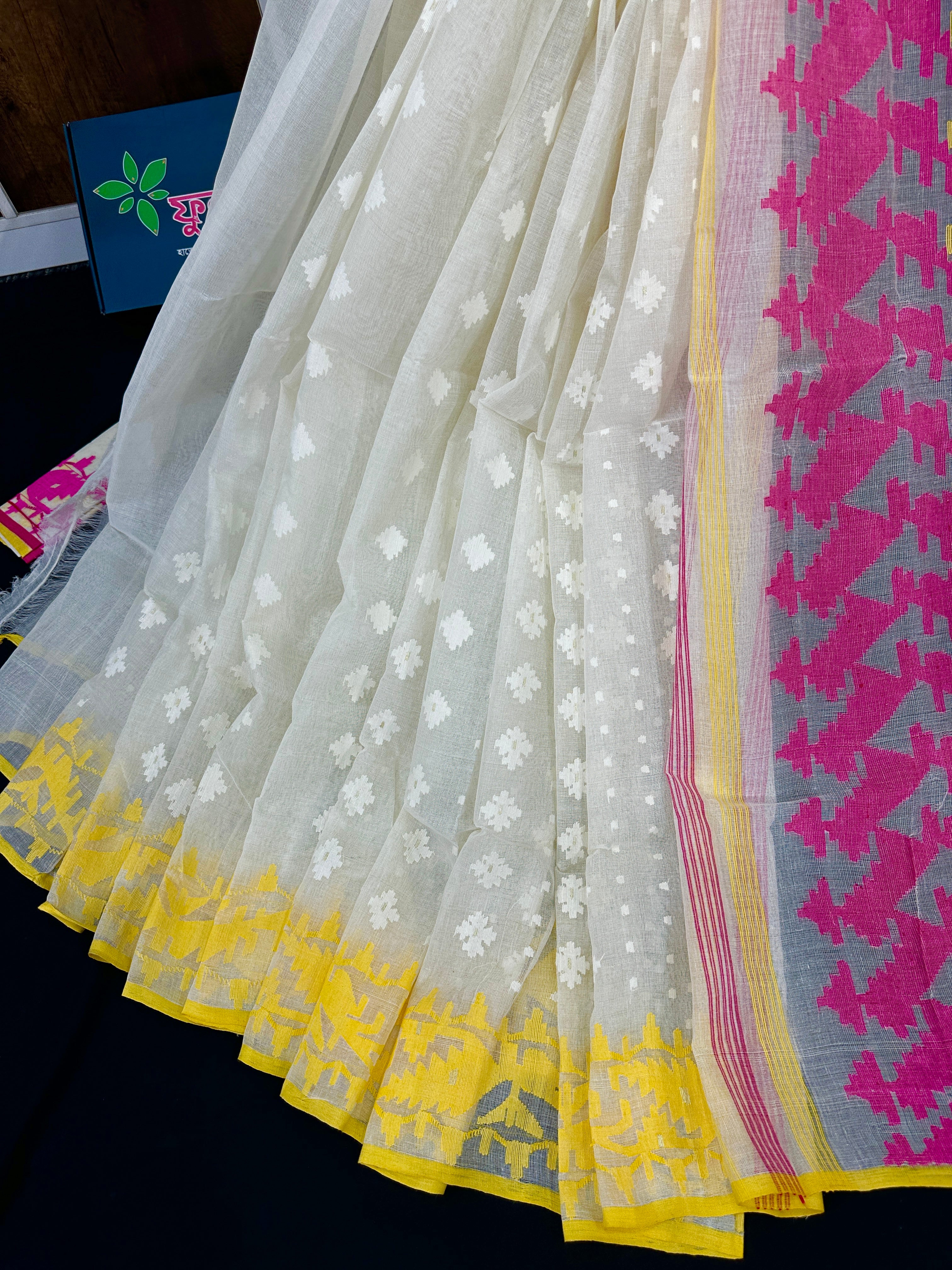 White gonga jamuna cotton jamdani saree with pink paar