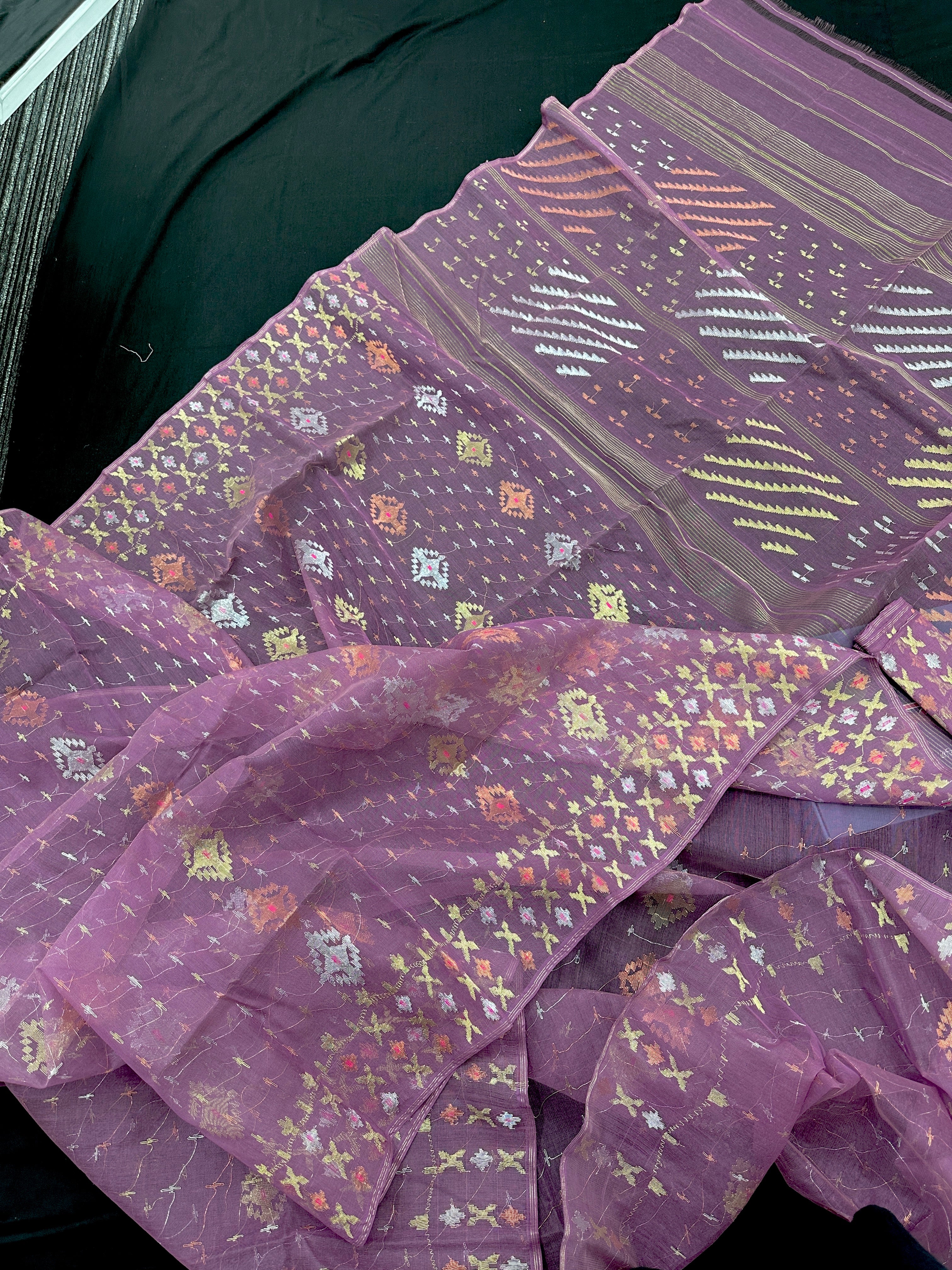 Eye soothing Mauve handloom jamdani saree