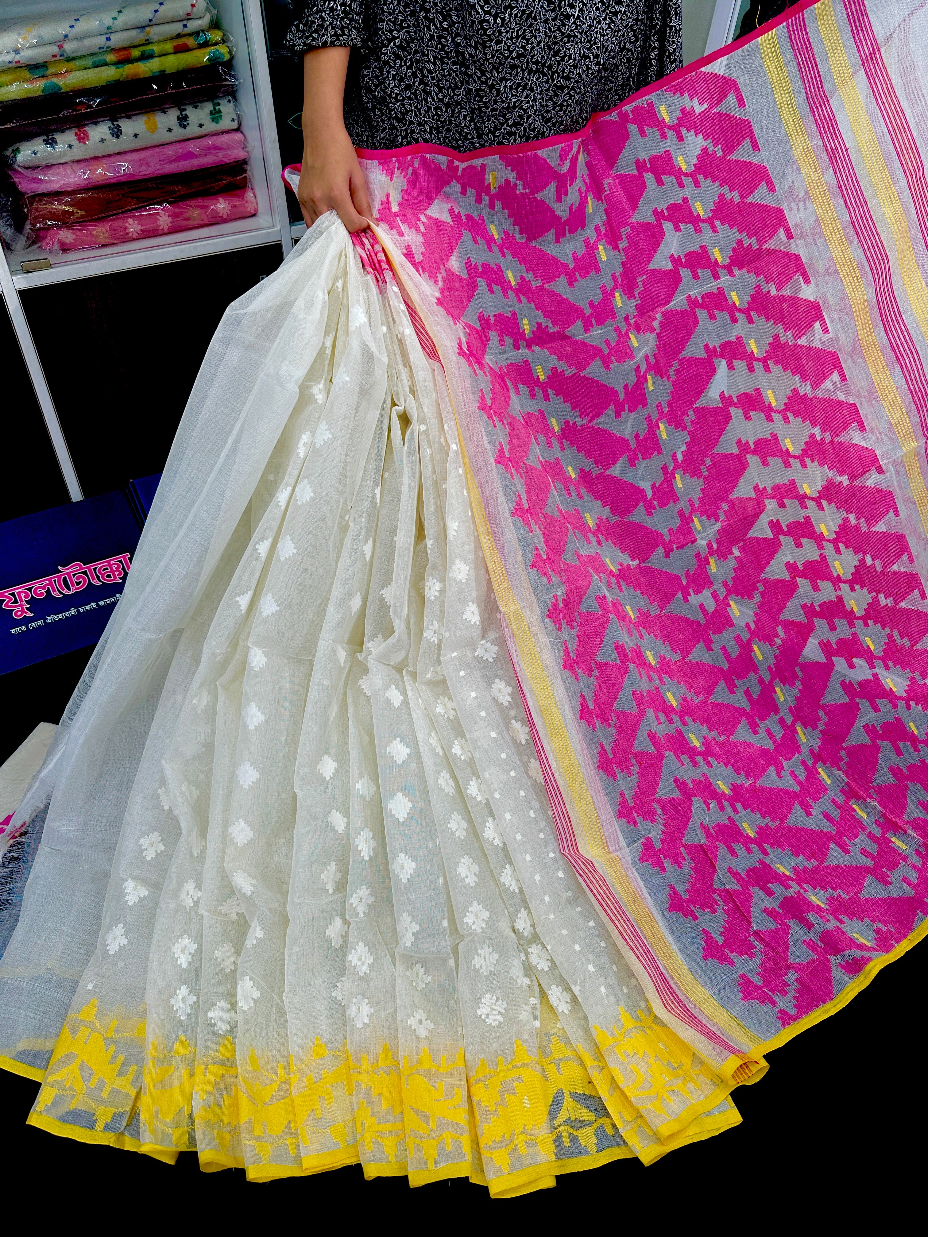 White gonga jamuna cotton jamdani saree with pink paar